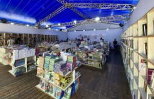 Feira do Livro em Guarujá reúne obras a preços populares