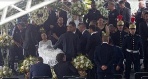 Famosos e anônimos reverenciam o Rei do Futebol
