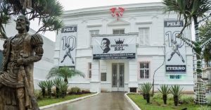São Vicente homenageia Pelé com faixas no Paço Municipal