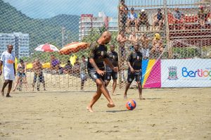 Estrelas do futebol participam de jogo em Bertioga