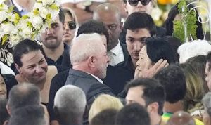 Pelé ensina as pessoas a serem humanistas, fraternas e solidárias, diz Lula