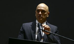 Moraes proíbe bloqueio de vias, com nova ameaça de ataques golpistas