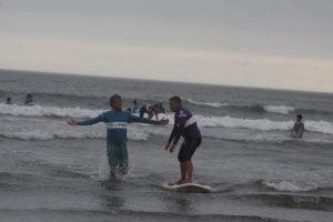 Santos renova parceria para Escola Radical de Surfe Adaptado