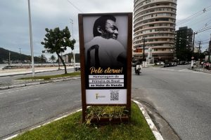 Orla de São Vicente exibe painéis com imagens do Rei Pelé