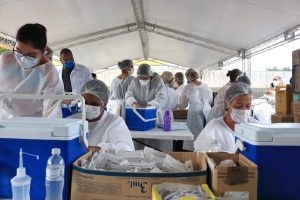 Em dois anos, Santos aplica mais 1 milhão de doses contra a covid-19