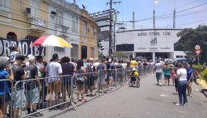 Fila para velório de Pelé tem demora de quase duas horas