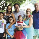 THALITA e MARCELLO COLOMBO BARBOZA, com os filhos LORENZO, RAFAEL e LIZ e os orgulhosos avós PAULA e ANTONIO CÉSAR NASCIMENTO
