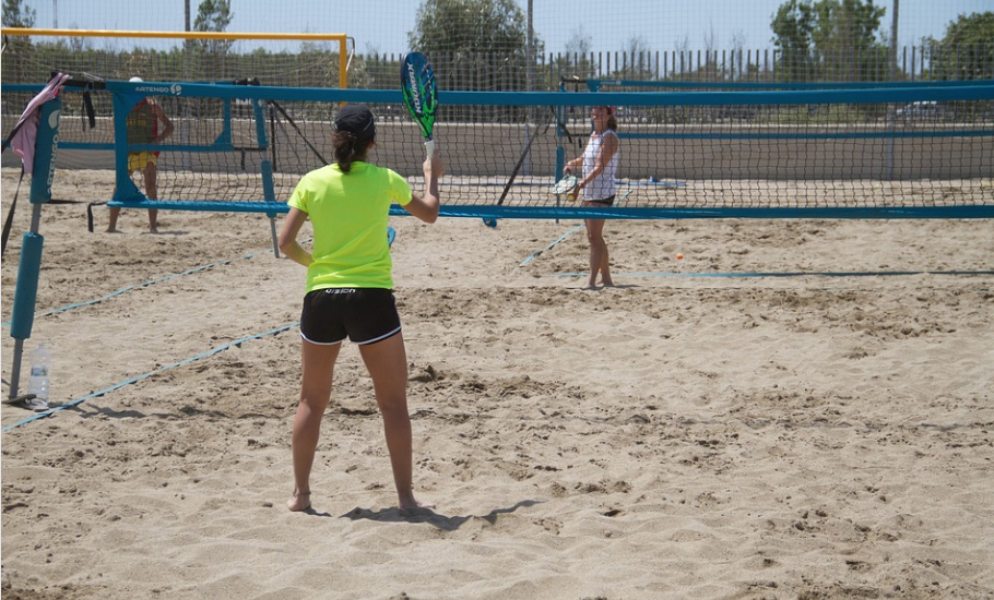 o Beach Tennis é uma atividade divertida e desafiadora que proporciona muitos benefícios para a saúde e o bem-estar. Se você estiver procurando uma maneira de melhorar sua condição física, desenvolver sua coordenação motora, socializar e se divertir ao ar livre, o Beach Tennis pode ser uma ótima escolha para você.