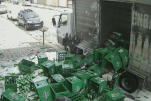 Entregador se atrapalha e carga de cerveja desaba de caminhão em Santos