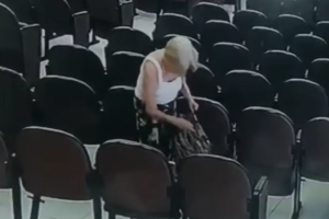 Idosa furta celular dentro de igreja em Praia Grande