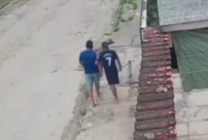 Sem perna, ladrão se apoia em parceiro para roubar carro em SV