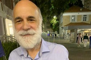 Engenheiro que se formou aos 60 anos recebe homenagem