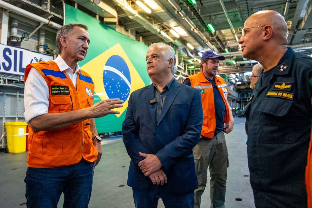 Navio Atlântico traz médicos, helicópteros e ficará o tempo que for preciso para  socorrer vítimas da tragédia no Litoral Norte
