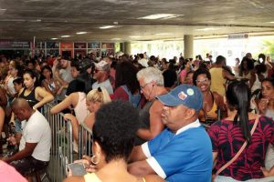 Centenas de foliões correm para garantir ingressos para o desfile de carnaval de Santos no primeiro dia de vendas