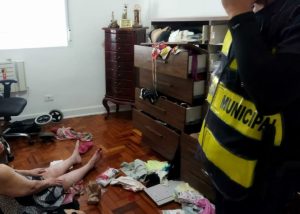 Idosa fica presa debaixo de cômoda em apartamento no Boqueirão