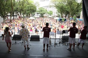 Santos estreia ‘Carnacentro’ com mais de 20 bandas e blocos para garantir a folia