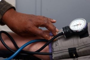 Feira de Saúde oferece serviços de bem-estar a moradores de morro de Santos