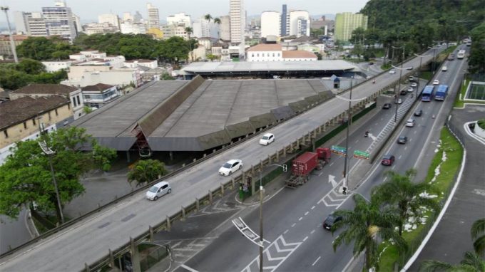 Obras interditam trânsito em viaduto de Santos
