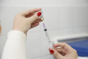 Guarujá oferece vacina bivalente e gripe para público 50+