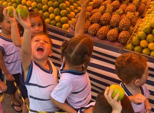 Projeto de alimentação saudável leva crianças à feira livre em Guarujá