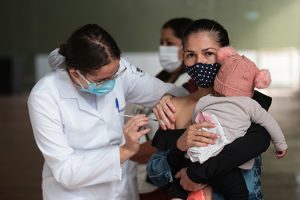 Gestantes e puérperas já podem receber a vacina bivalente em Praia Grande