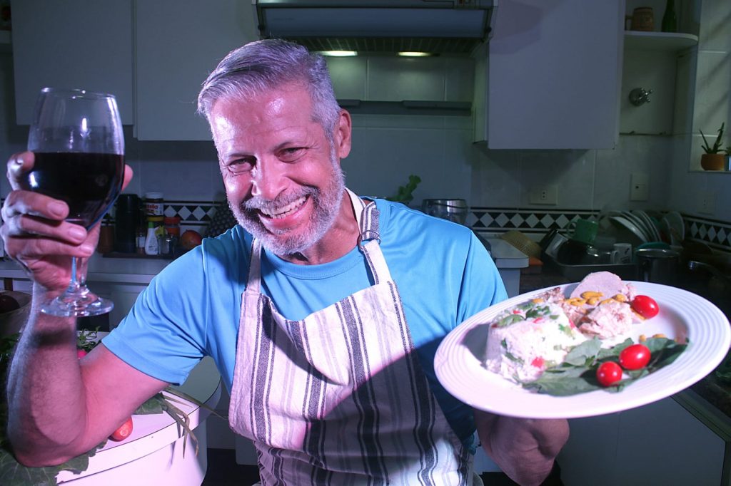 Peça “Jantar com Daddy” aborda questões existenciais de homem gay viúvo em Santos