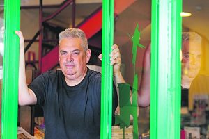 De livreiro a autor: José Luiz Tahan lança livro de crônicas
