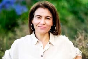 Martha Batalha lança terceiro romance em Santos