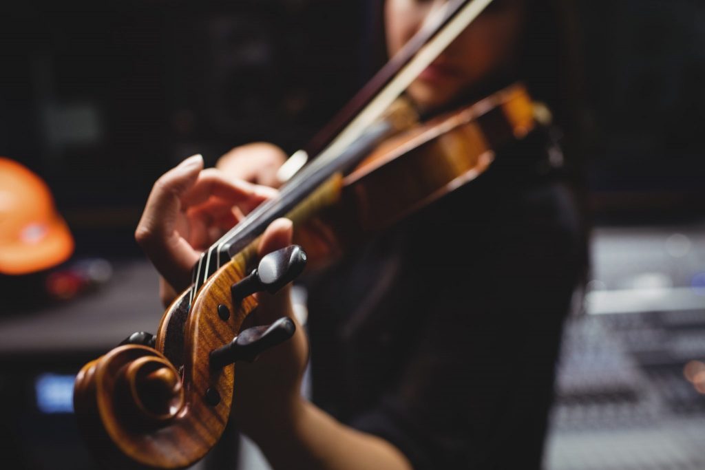 Guarujá abre vagas em cursos de violão e violino
