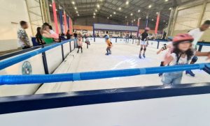 Pista de patinação no gelo em Santos