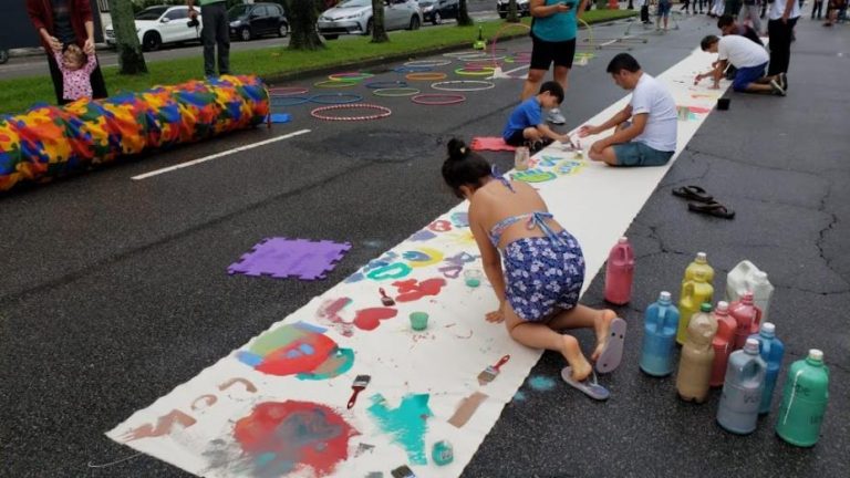 As atividades da semana do brincar em santos acontecem nas escolas e nas ruas da cidade