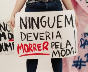 Flashmob em Santos alerta para moda consciente