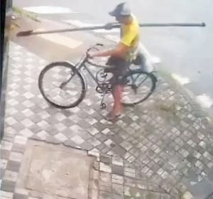 Homem arranca poste para roubar bicicleta em Mongaguá