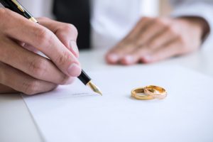 Contrato de casamento pode ter multa por infidelidade?