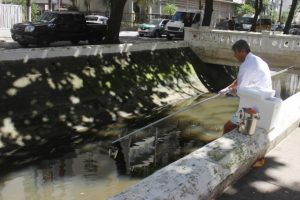 Santos analisa águas dos canais para detectar irregularidades