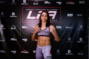 Representando Guarujá, Bruna Brasil estreia no UFC