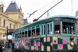 Exposição sobre história dos bondes de Santos