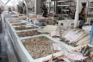 Mercado de Peixes de Santos promove festival com camarão a partir de R$ 29,99