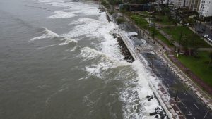 Boletim classifica Baixada Santista em Estado de Alerta devido maré alta e mar agitado