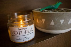 Casal de São Vicente produz velas com referências da cidade