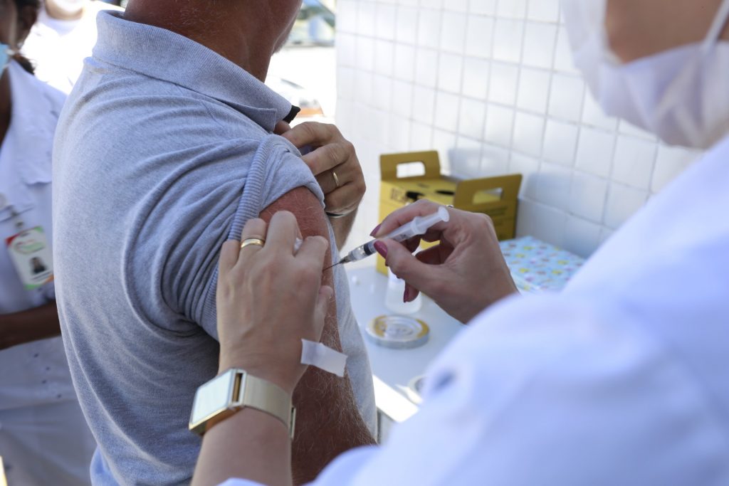 Onde tomar vacina contra gripe em Guarujá