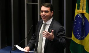 Flávio Bolsonaro é multado por fake news contra Lula