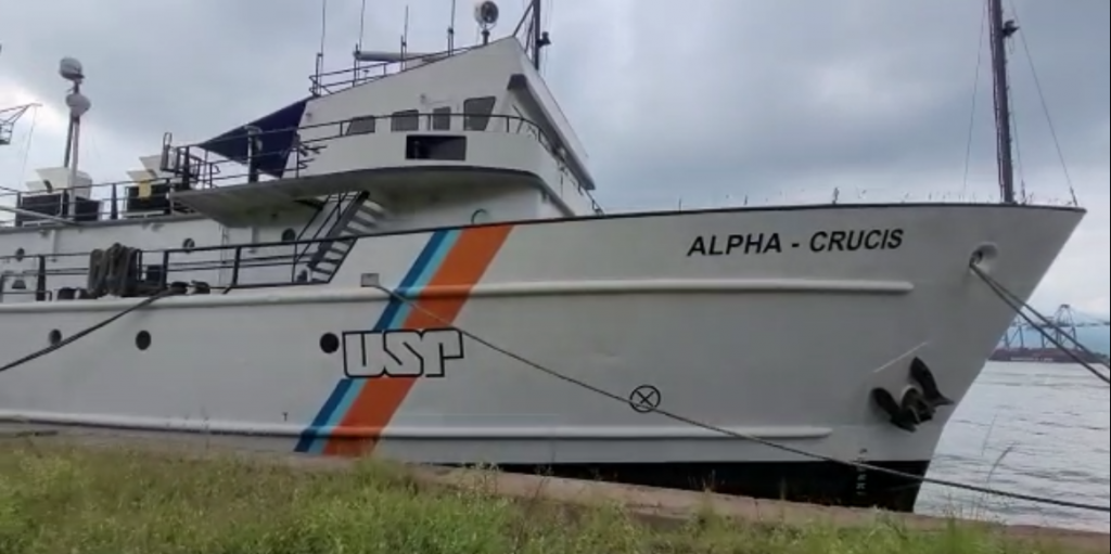 Trabalhadores ocupam navios da USP em Santos contra demissões