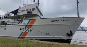 Trabalhadores ocupam navios da USP em Santos contra demissões