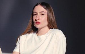Cantora italiana Laila Al Habash faz show em Santos