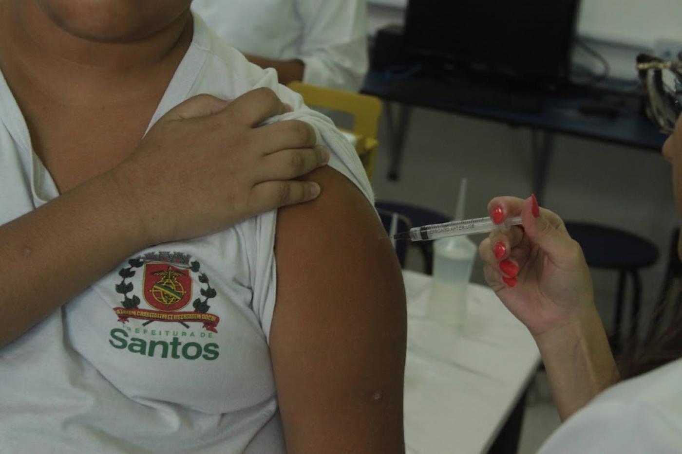 Alunos de escola municipal em Santos recebem vacina contra HPV e meningite | Jornal da Orla