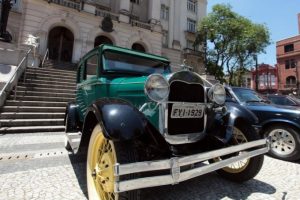 Centro de Santos recebe encontro de carros antigos