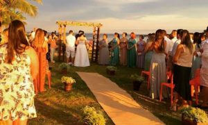 Para casais que querem inovar na cerimônia e fugir da celebração na igreja, há a opção de realizar o casamento na praia em Itanhaém. 