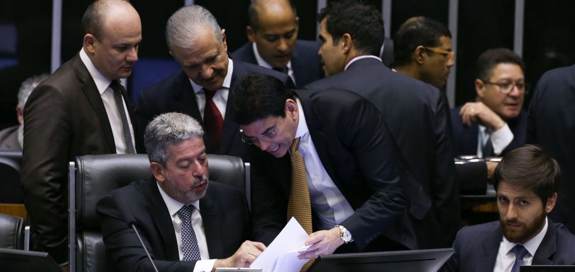 o texto-base do projeto de lei complementar que fixa novas regras fiscais para as despesas da União, o chamado arcabouço fiscal.