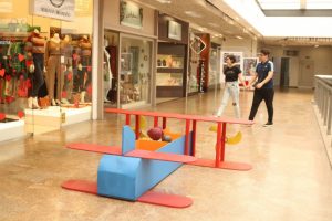 Mostra reúne brinquedos de material reciclável em Santos